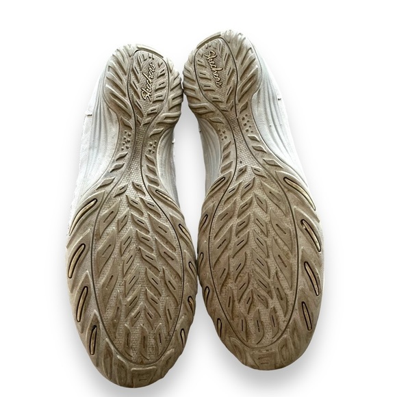 Bosi cream color slip on shoe with detail on to oh shoe size 5 - Picture 2 of 8